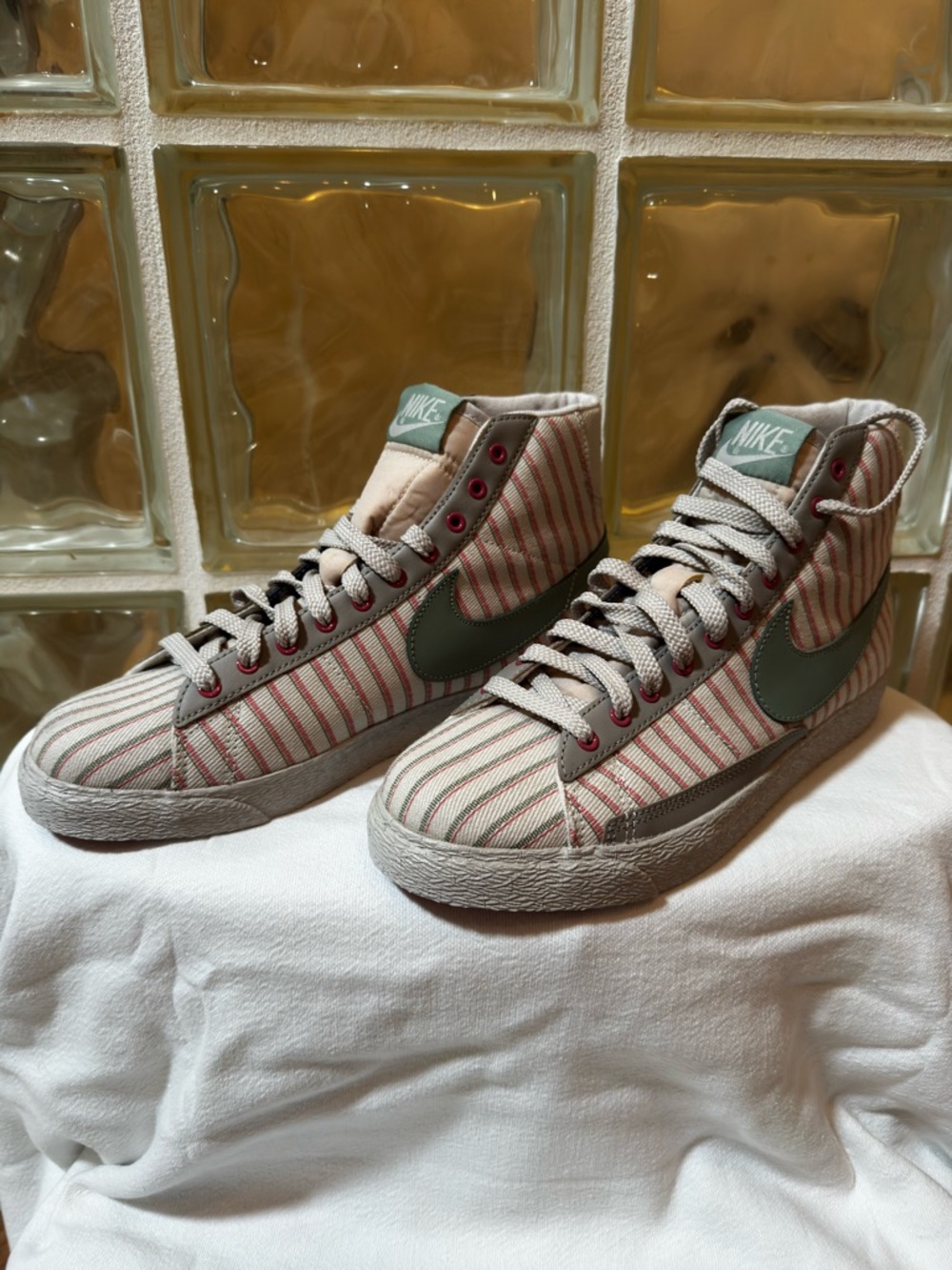 Nike Mid-Top Sneakers in Beige with pink Stripes and Green Swoosh